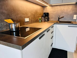 Refrigerador, parrilla de estufa, lavavajillas y cafetera y tetera 