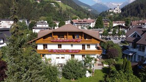 A multi-story building with balconies, surrounded by greenery and mountains. - Apartment "Duregger App Sonnenschein" with Mountain View, Garden & Wi-Fi (Sand in Taufers)