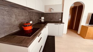 Refrigerador, parrilla de estufa, lavavajillas y cafetera y tetera 