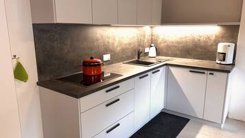 KĂŒhlschrank, Herdplatte, GeschirrspĂŒler