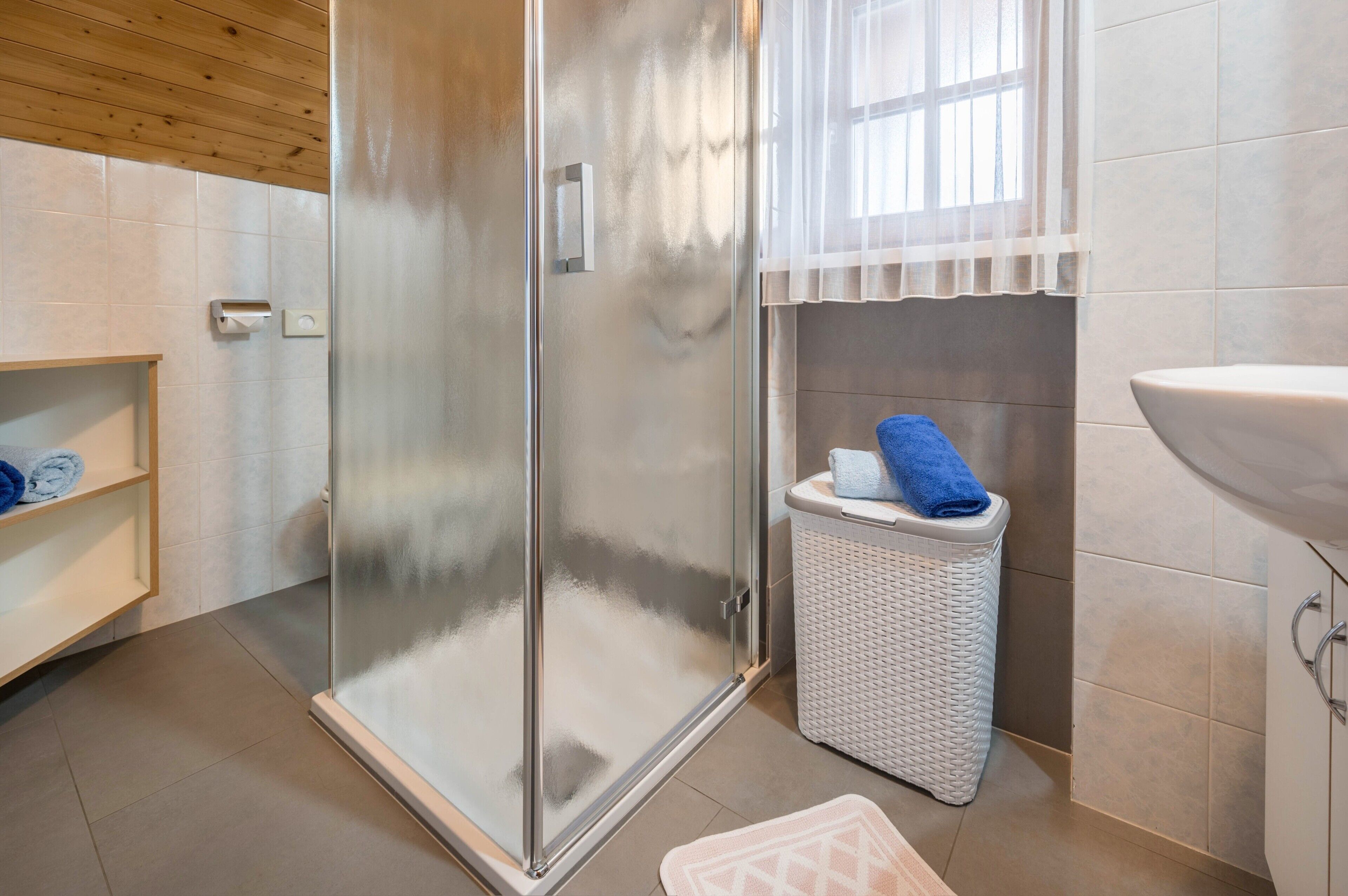 Dusche, kostenlose Toilettenartikel, Haartrockner, Handtücher