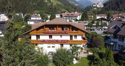 Appartement "Duregger Fröhlichkeit Plus" avec vue sur les montagnes, jardin et Wi-Fi.