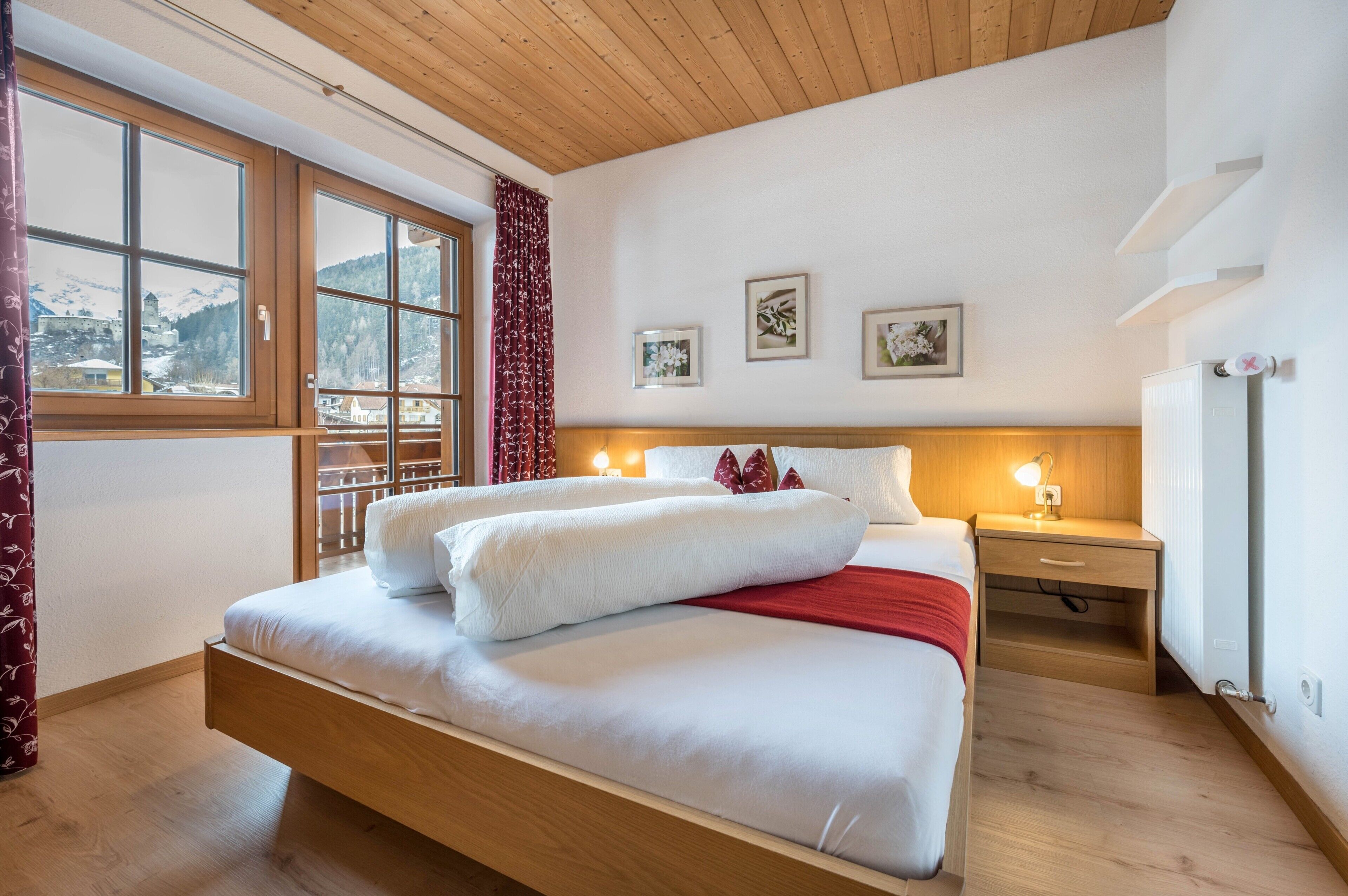 2 bedrooms, desk, free WiFi, bed sheets