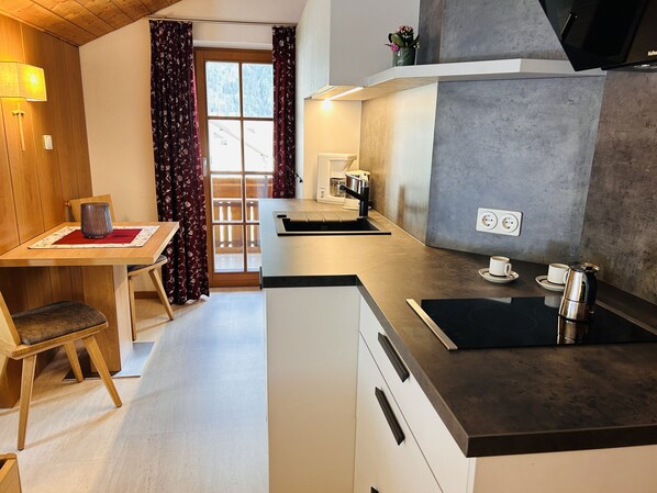 Fridge, stovetop, dishwasher, coffee/tea maker