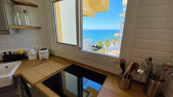 KĂŒhlschrank, Mikrowelle, Ofen, Herdplatte