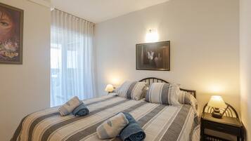 3 slaapkamers, een strijkplank/strijkijzer, gratis wifi, beddengoed