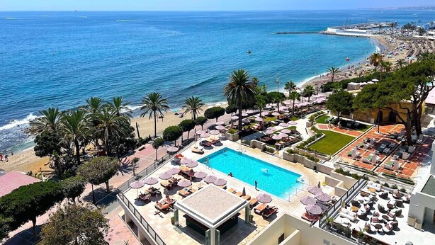 A resort with a swimming pool, beach, and ocean views. - Apartment with Shared Pool, Sea View, Wi-Fi and Air Conditioning (Marbella)