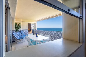 Outdoor dining - Apartment with Shared Pool, Sea View, Wi-Fi and Air Conditioning (Marbella)