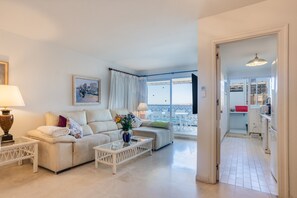TV - Apartment with Shared Pool, Sea View, Wi-Fi and Air Conditioning (Marbella)