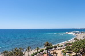 On the beach - Apartment with Shared Pool, Sea View, Wi-Fi and Air Conditioning (Marbella)