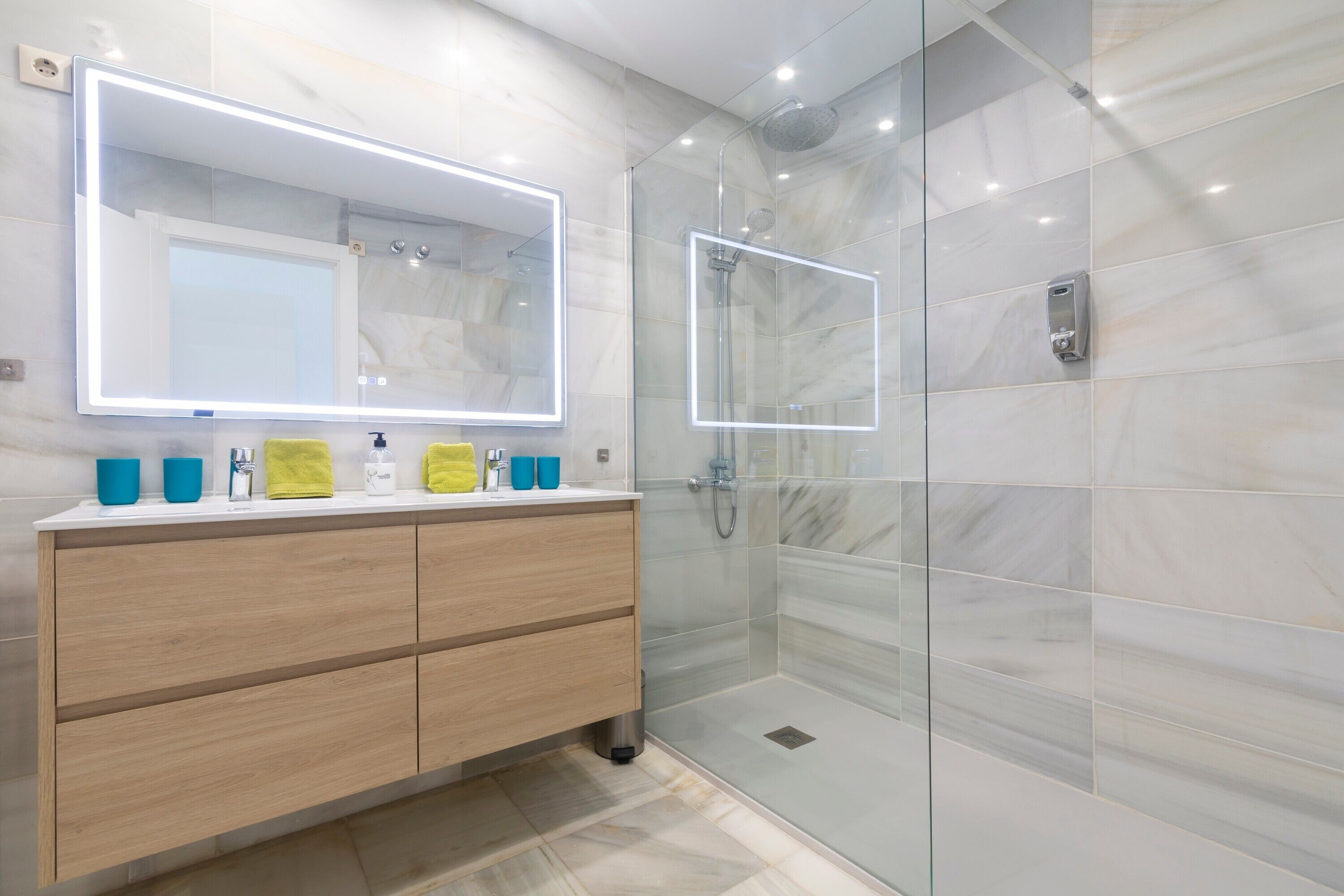 Badewanne, Haartrockner, Handtücher