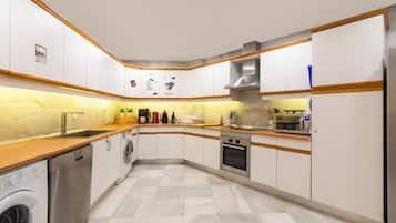 Frigorífic, microones, forn i placa de cuina
