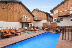 Piscina a l'aire lliure i piscina climatitzada 