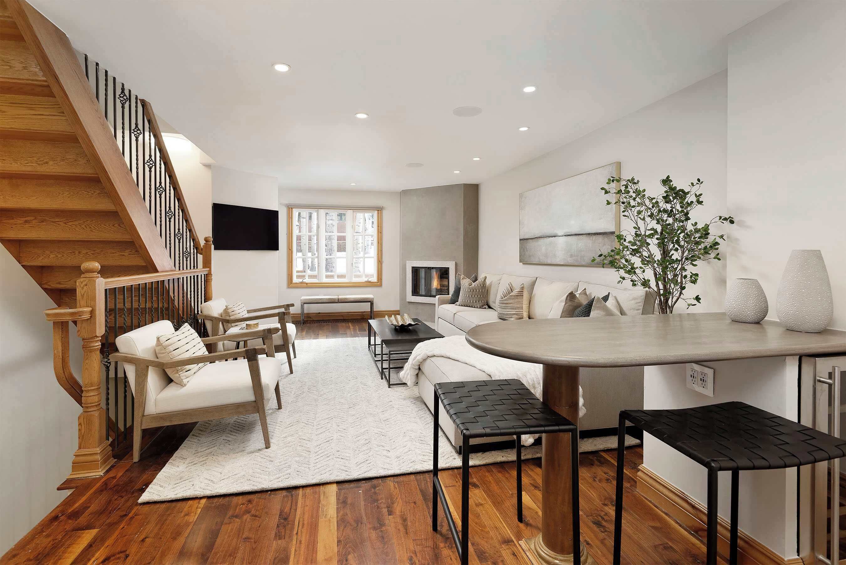 Smart TV, fireplace, stereo, offices