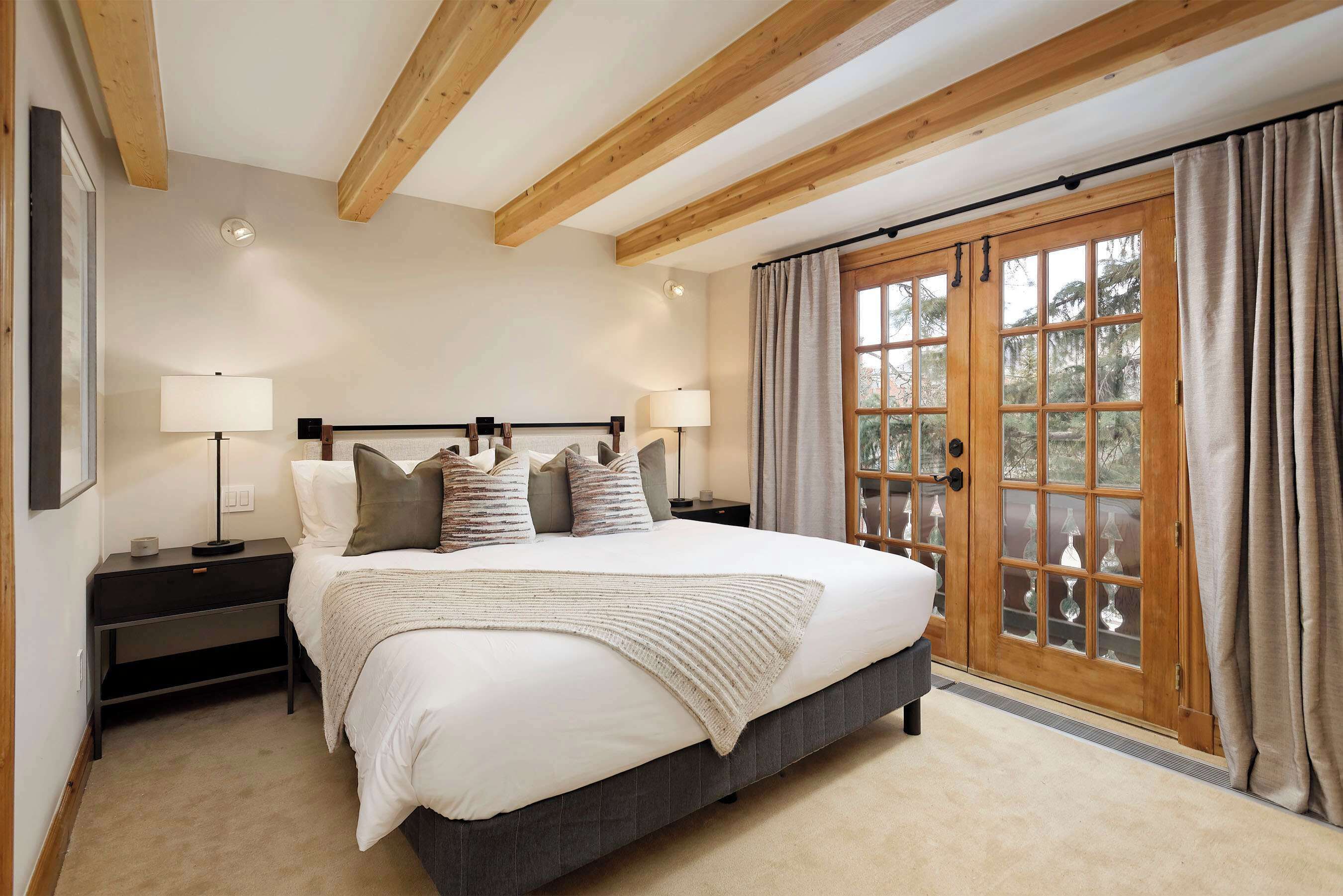 4 bedrooms, in-room safe, desk, iron/ironing board