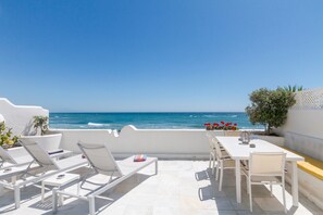Outdoor dining - Luxury Apartment with Jacuzzi, Sea View, Wi-Fi & Air Conditioning (Marbella)