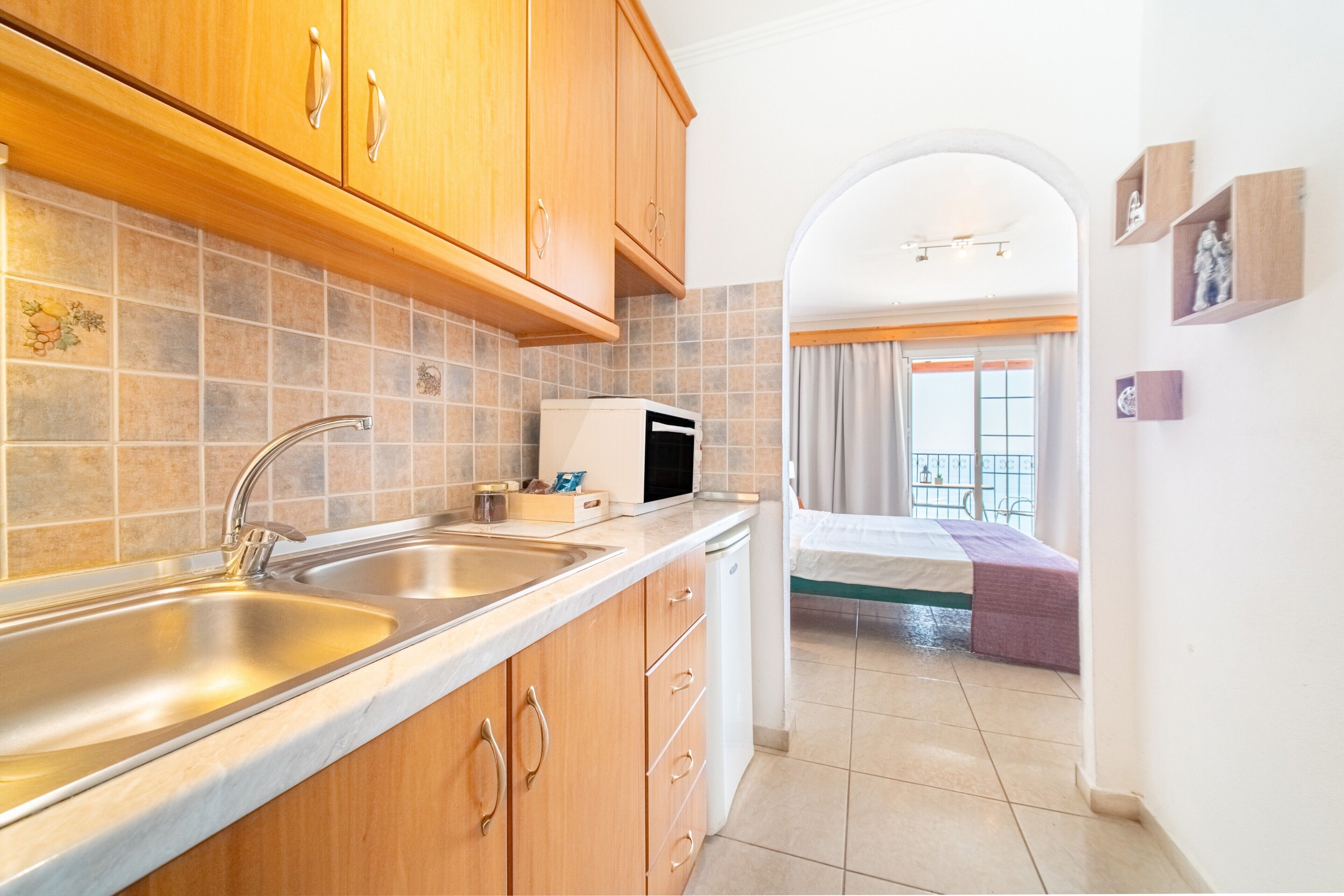 Réfrigérateur, four, plaque de cuisson, cafetière/bouilloire