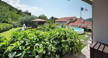 Villa "Barcollo House - Piscina nel Verde" avec vue sur mer, piscine et Wi-Fi.