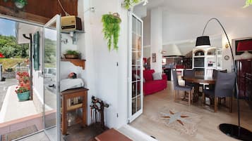 TV, fireplace, stereo