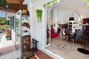 TV, caminetto, impianto stereo