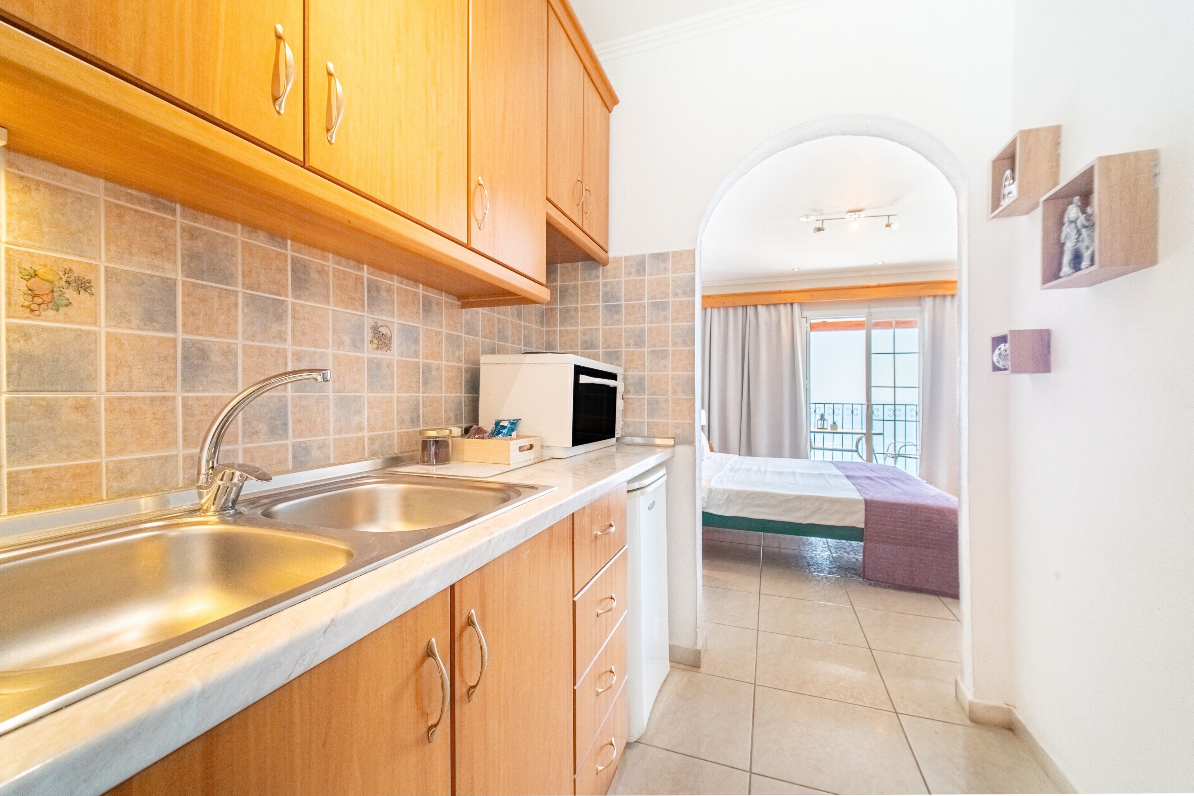 Refrigerador, horno, parrilla de estufa y cafetera y tetera 