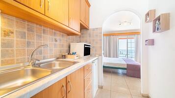 Refrigerador, horno, parrilla de estufa y cafetera y tetera