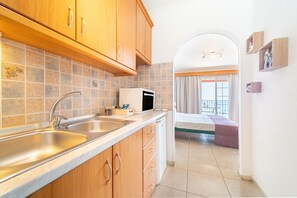 Fridge, oven, stovetop, coffee/tea maker