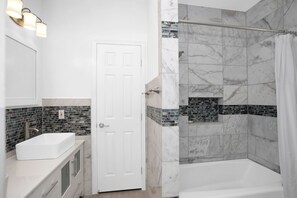 Badewanne, Haartrockner, Handtücher, Seife