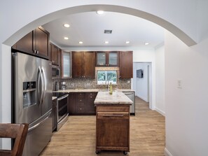 Kjøleskap, mikrobølgeovn, ovn og kokeplater