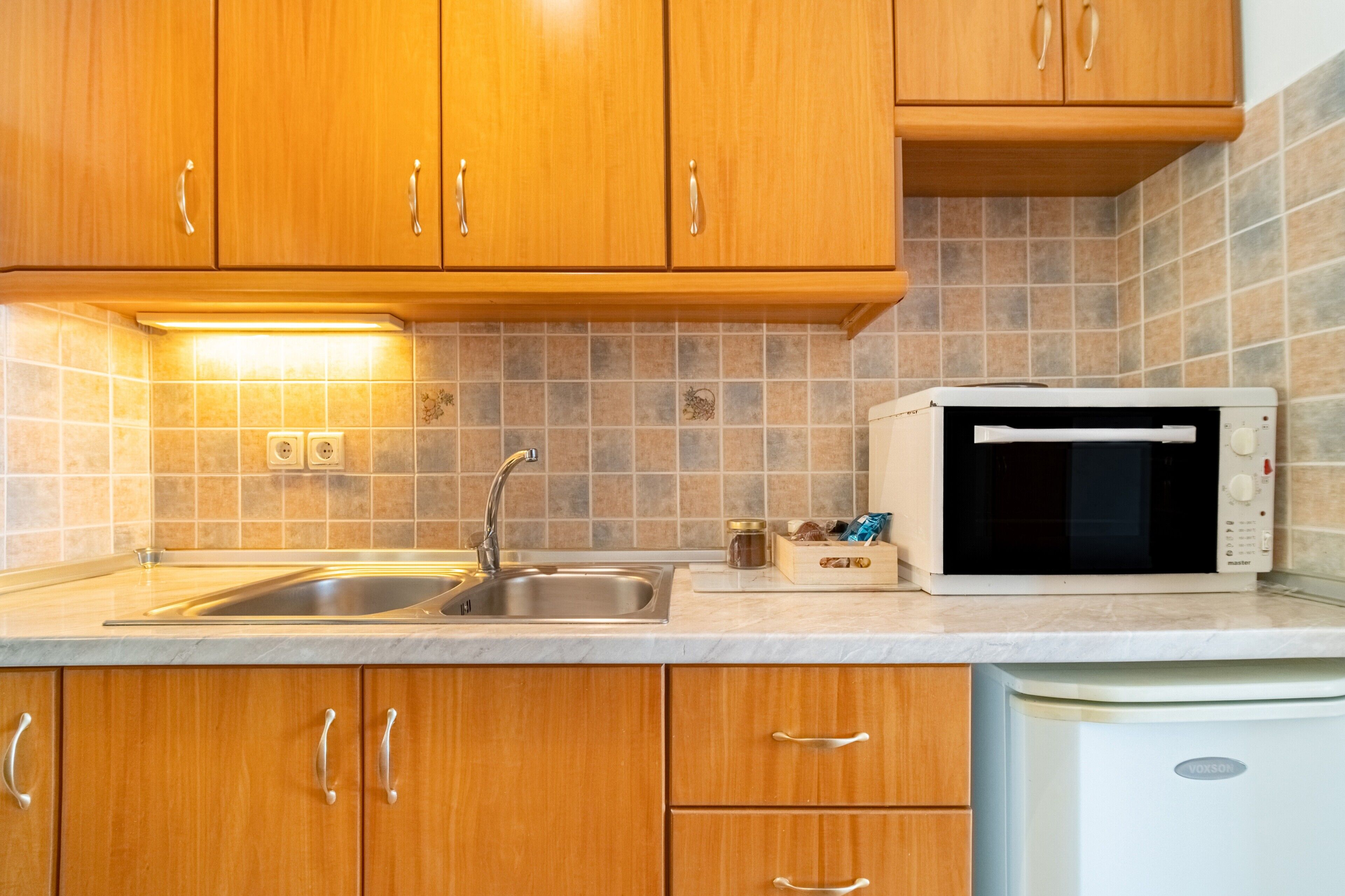 Fridge, oven, stovetop, coffee/tea maker