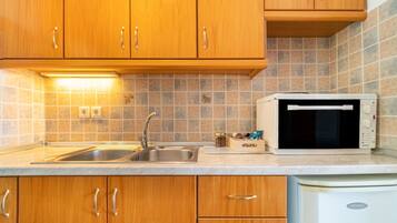 Fridge, oven, stovetop, coffee/tea maker