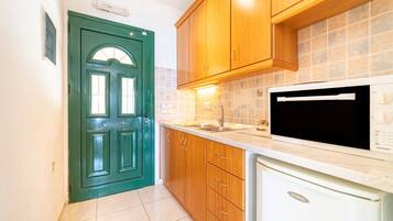 Réfrigérateur, four, plaque de cuisson, cafetière/bouilloire