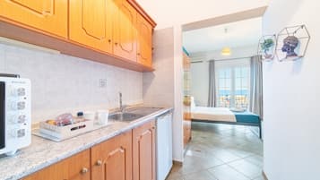 Réfrigérateur, four, plaque de cuisson, cafetière/bouilloire