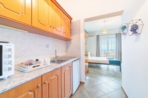 Fridge, oven, stovetop, coffee/tea maker