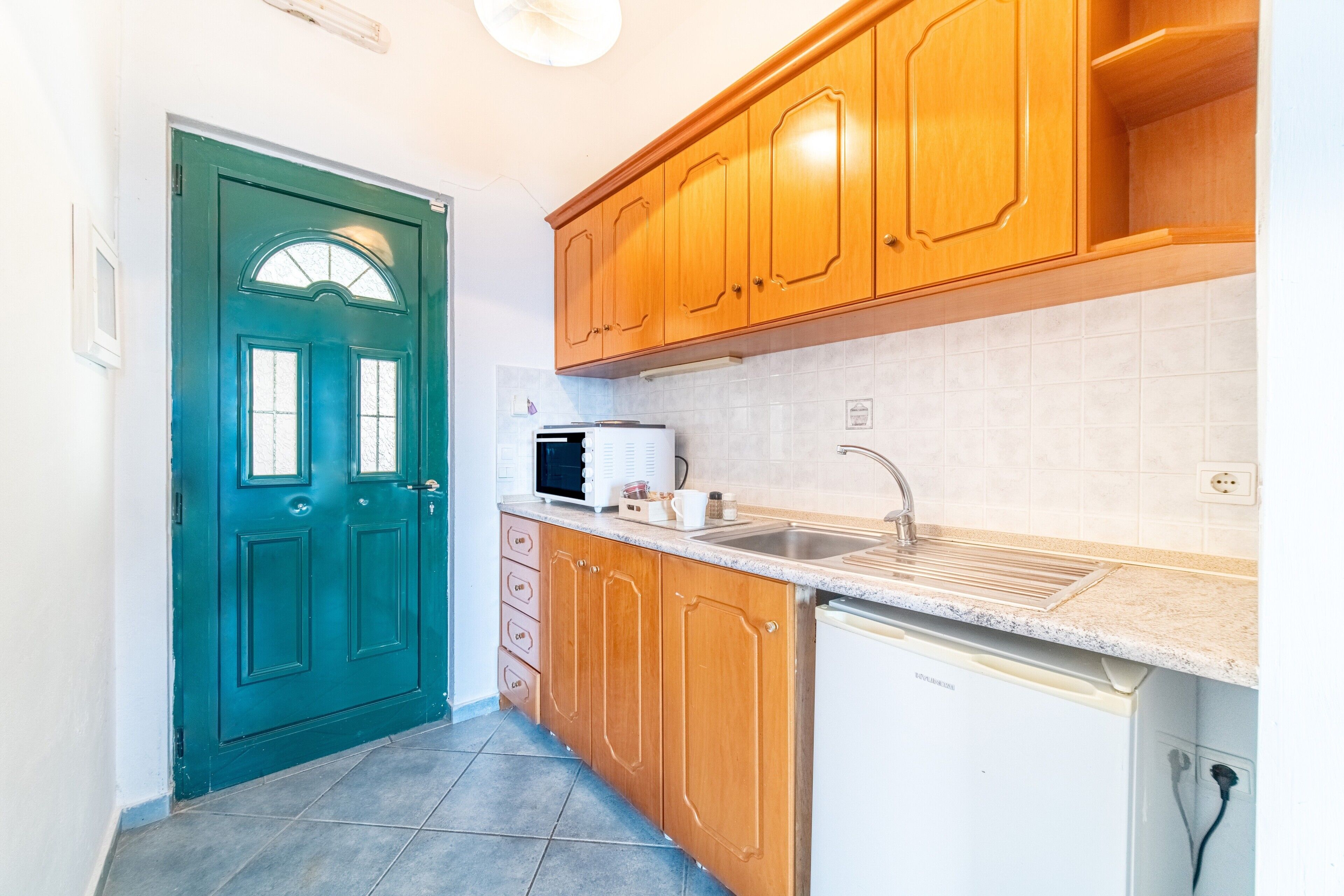 Réfrigérateur, four, plaque de cuisson, cafetière/bouilloire