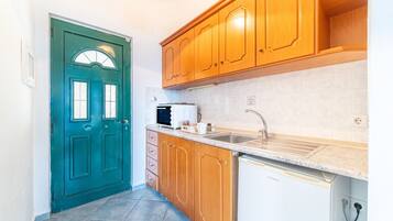 Réfrigérateur, four, plaque de cuisson, cafetière/bouilloire