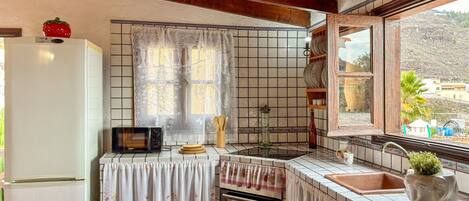 Réfrigérateur, micro-ondes, four, cafetière/bouilloire