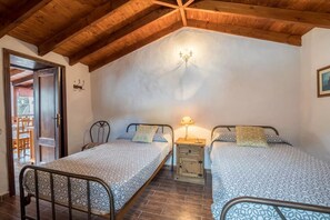 2 bedrooms, iron/ironing board, travel cot, free WiFi