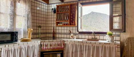 Een koelkast, een microgolfoven, een oven