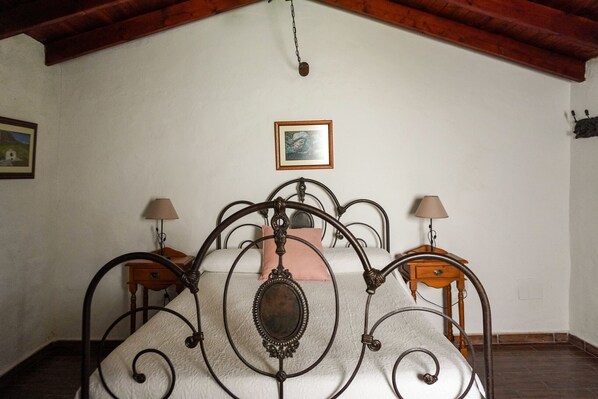 2 bedrooms, iron/ironing board, travel cot, free WiFi