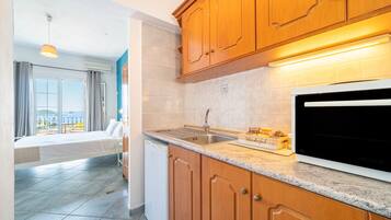 Refrigerador, horno, parrilla de estufa y cafetera y tetera