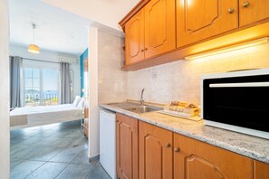 Fridge, oven, stovetop, coffee/tea maker