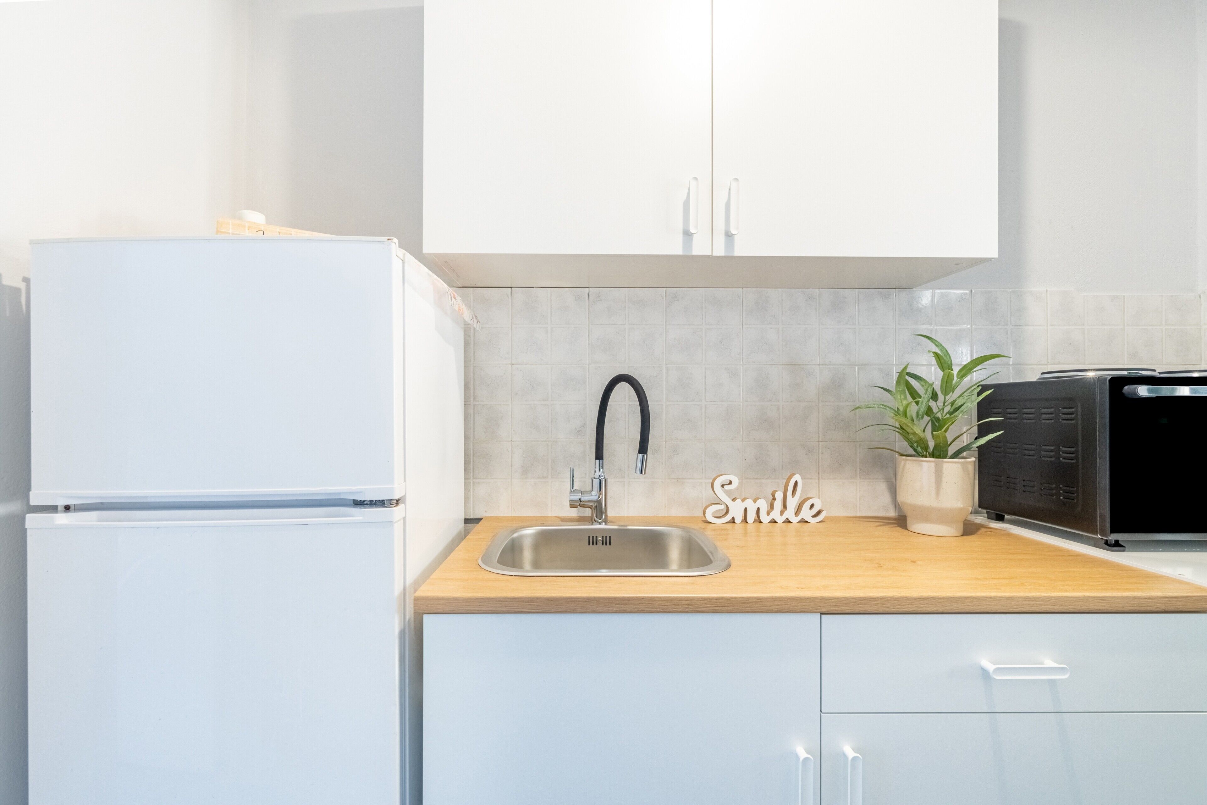 Refrigerador, horno, parrilla de estufa y cafetera y tetera 