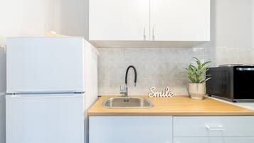 Refrigerador, horno, parrilla de estufa y cafetera y tetera