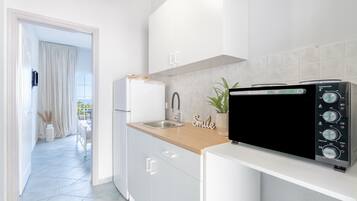 Fridge, oven, stovetop, coffee/tea maker