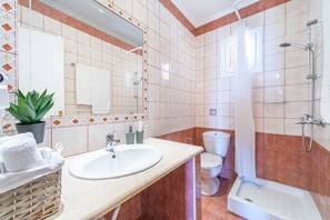 Dusj, toalettartikler (inkludert), hårføner og håndklær