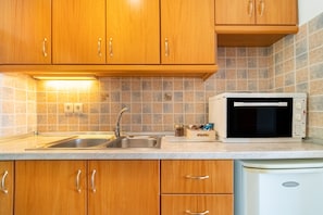 Fridge, oven, stovetop, coffee/tea maker