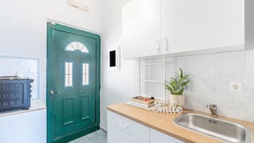 Refrigerador, horno, parrilla de estufa y cafetera y tetera