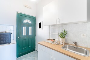 Refrigerador, horno, parrilla de estufa y cafetera y tetera 