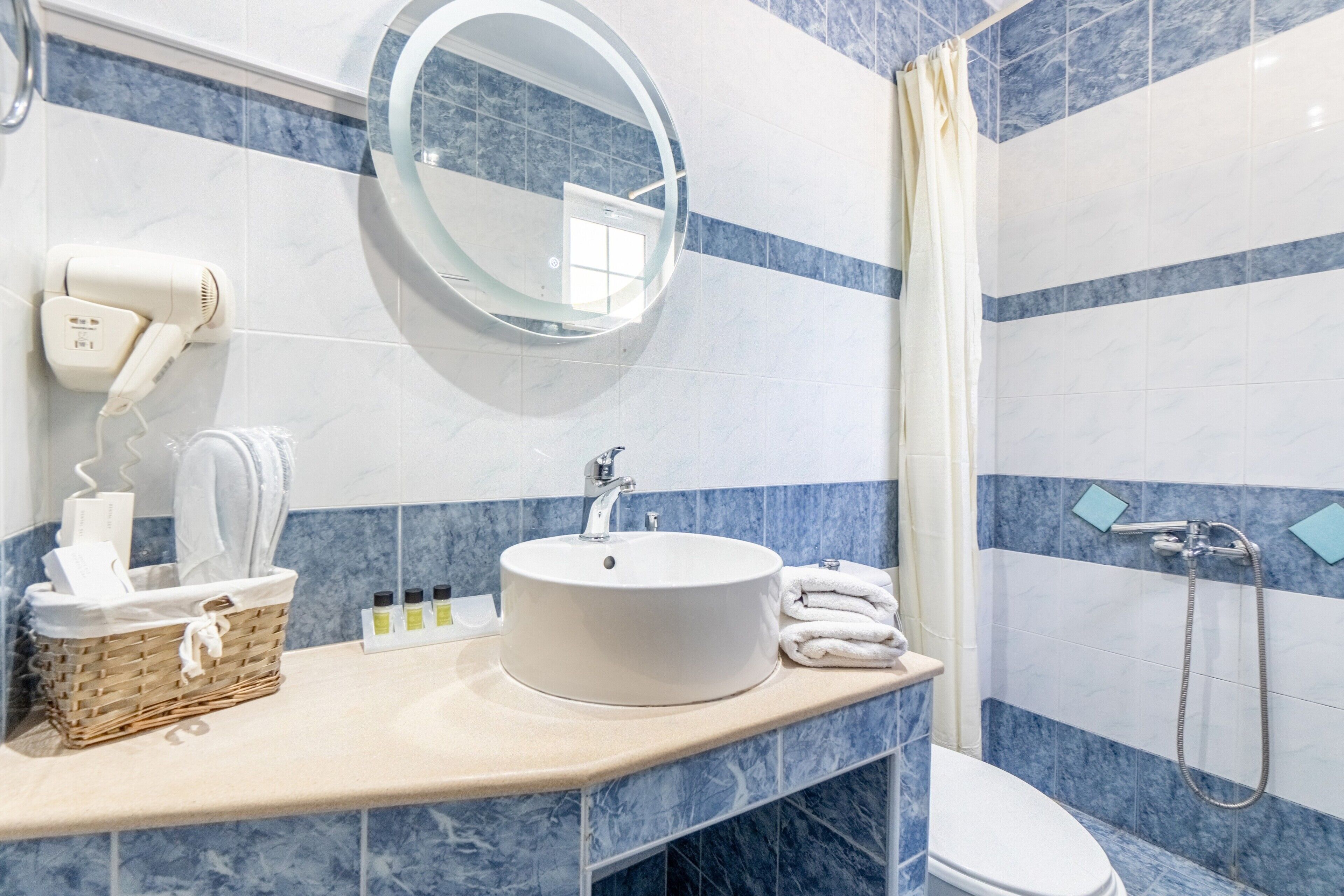 Shower, hair dryer, towels